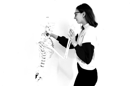Physiotherapieschüler posieren mit dem 'Skelett'